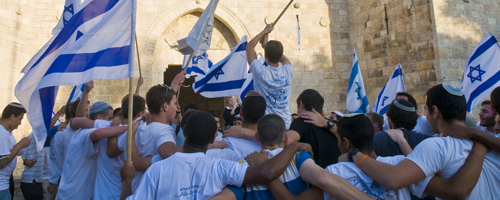 Nacionalistas israelíes ondean banderas nacionales durante una marcha que conmemora el Día de Jerusalén